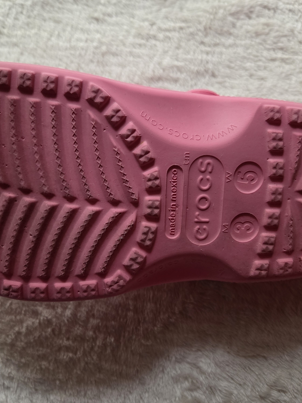 CROCS Kids Classic Clogs in Bright Pink Size W (5)/ M (3) / Juniors 3 - Picture 7 of 8
